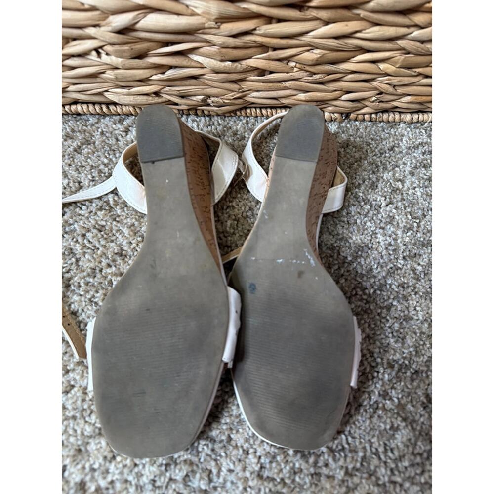 XOXO white faux, leather sandal 8 657 wedge - Picture 7 of 7